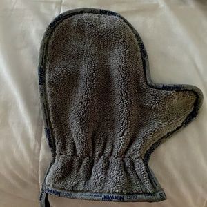 Dusting Mitt by Norwex w/BacLock. BNWT. Static charge keeps dust in the Mitt.